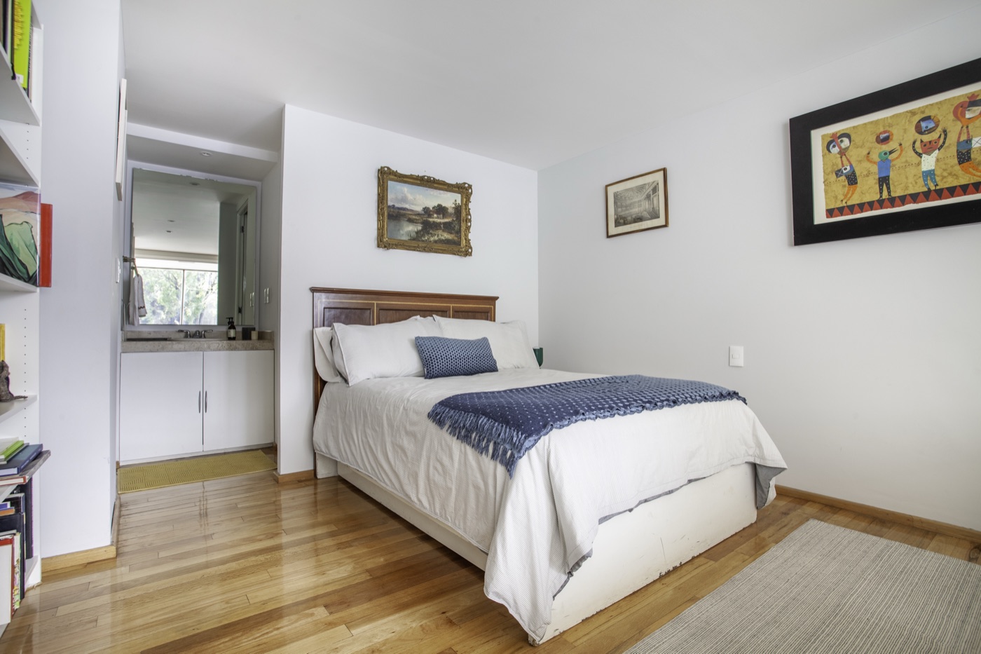 Peaceful Townhouse — main bedroom with balcony